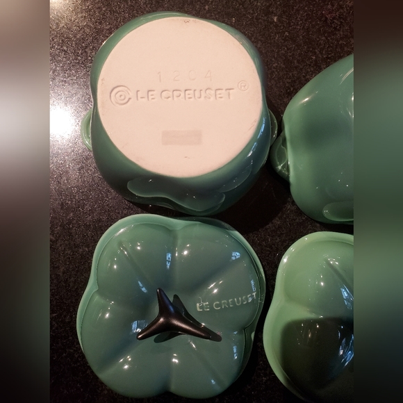 Le Creuset Bell Pepper Cocotte set of 2 LIKE NEW - Picture 4 of 8